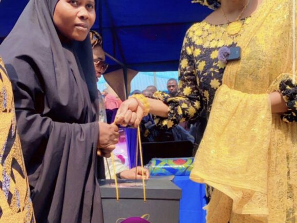 The apex leadership of the Future Pathways Foundation (FPF) as led by Hajiya Sa’adatu Sani 313 have extended her gesture to the general hospital at Paikoro where she assisted mostly expecting mothers with a delivery kit and a token of N20,000. to aid their expenses.