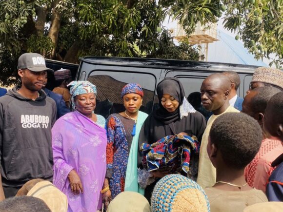 The unreserved effort of the wife of the Distinguish Senator Sani Musa 313, Hajiya Sa’adatu Sani has continue to reach even the hard to reach communities in providing succour to the less privileged through financial intervention and women fabrics.